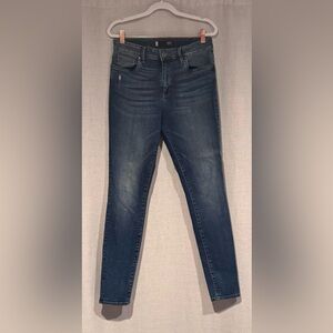 Blue Skinny Jeans with Subtle Fading and Reinforced Stitching